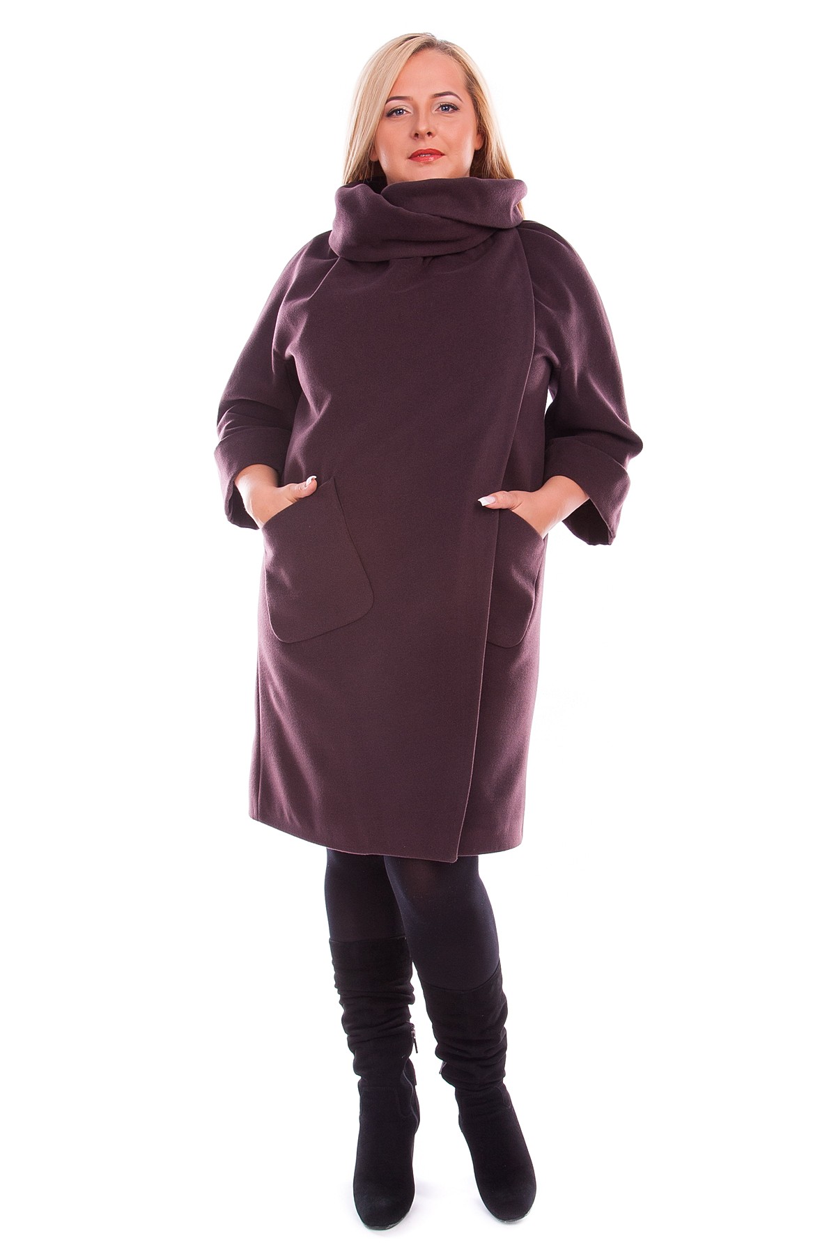 Женщина в кашемировом пальто большого размера